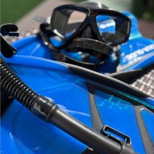 Adult Snorkel Gear with Aqua Guide Finns.
Size 9-13 or L/XL